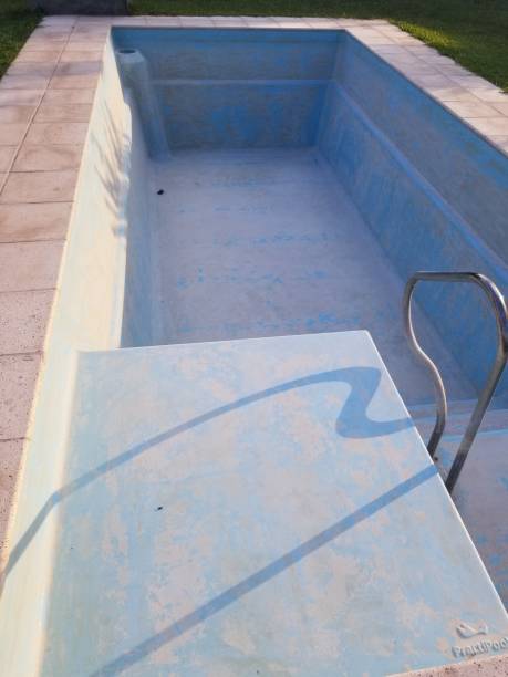 istock empty swimming pool to repair 1498011758