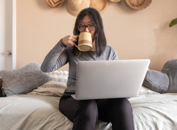노트북을 사용하면서 커피 마시기 - connection usa coffee cup mug 뉴스 사진 이미지
