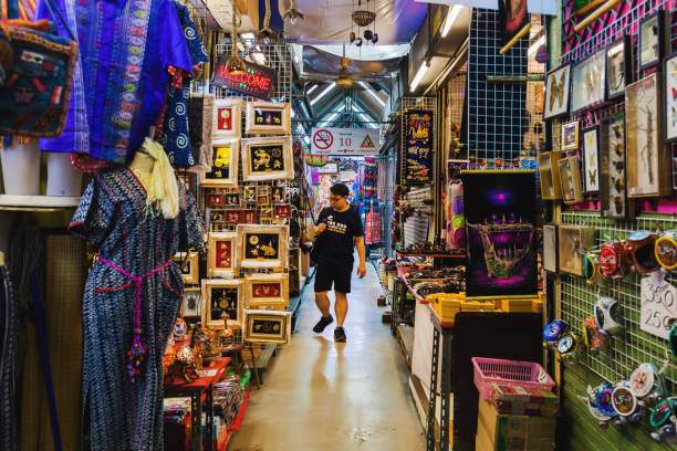 mercato del fine settimana di chatuchak a bangkok, thailandia - open foto e immagini stock