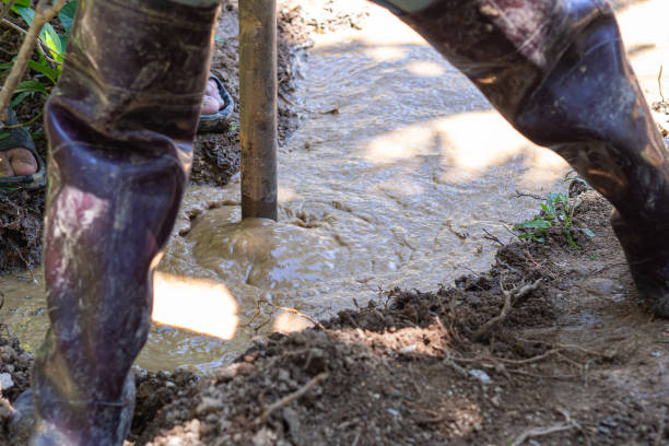 水が見つかるまで地下水を掘削する労働者の接写。 - dirt drill agriculture borehole ストックフォトと画像