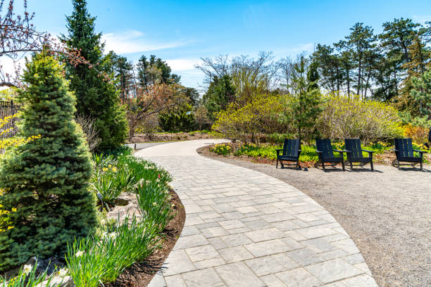 sentiero nel giardino di hamilton - landscaped spring canada footpath foto e immagini stock