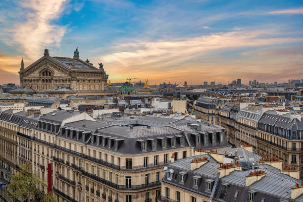 paris france, vue en contre-plongée sur les toits de la ville à l’opéra (palais garnier) - opera garnier photos et images de collection