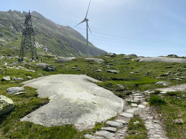 ゴッタルド風力発電所またはウィンドパークザンクトゴッタルドとゴッタルド峠(ゴッタルド峠)の高山山岳地帯にあるエネルギーの道(der pfad der energie)、アイロロ-スイス(スイス) - energie ストックフォトと画像