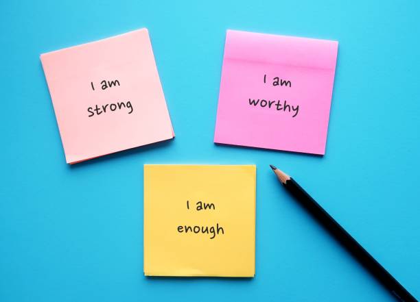 파란색 배경에 손으로 쓴 텍스트가 있는 세 개의 메모 용지 나는 강하다, 나는 합당하다, 나는 충분하다 - 일상 생활에서 자신감을 높이는 강력한 혼잣말 긍정적인 확언 - worthy of trust 뉴스 사진 이미지