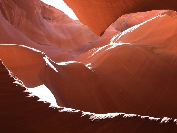 gelassenheit hinter dem fenster im antelope canyon: majestätische berge und wüstenpanoramen - canyon heaven sunbeam arizona stock-fotos und bilder