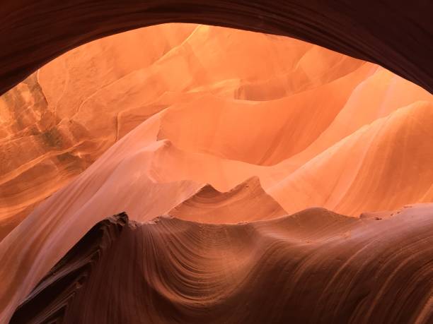 gelassenheit hinter dem fenster im antelope canyon: majestätische berge und wüstenpanoramen - canyon heaven sunbeam arizona stock-fotos und bilder