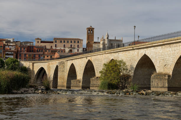 istock Medieval stone bridge in Tordesillas, Valladolid 1498103053