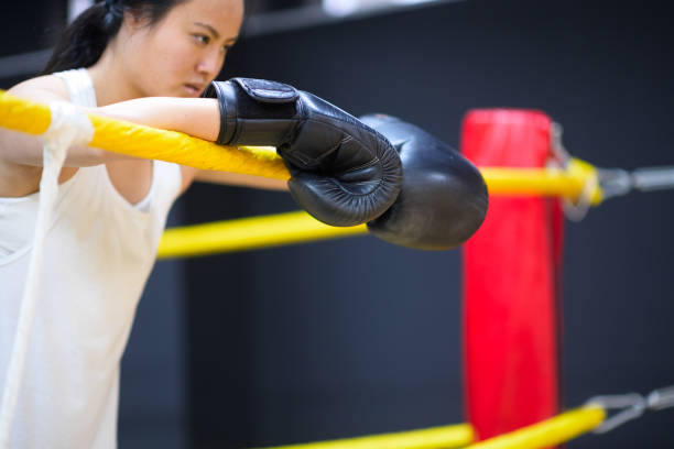istock Chinese Female Boxing gloves boxing ring arsm resting concept image 1498105962