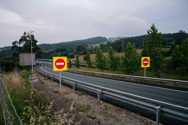 autobahnausfahrt ohne einfahrtsschilder - leaving nobody one way photography stock-fotos und bilder