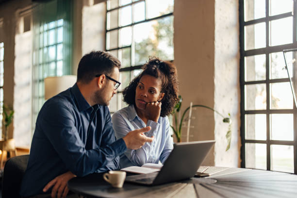 istock Male boss having a meeting with his female client, using a laptop, having a conversation. 1498118455
