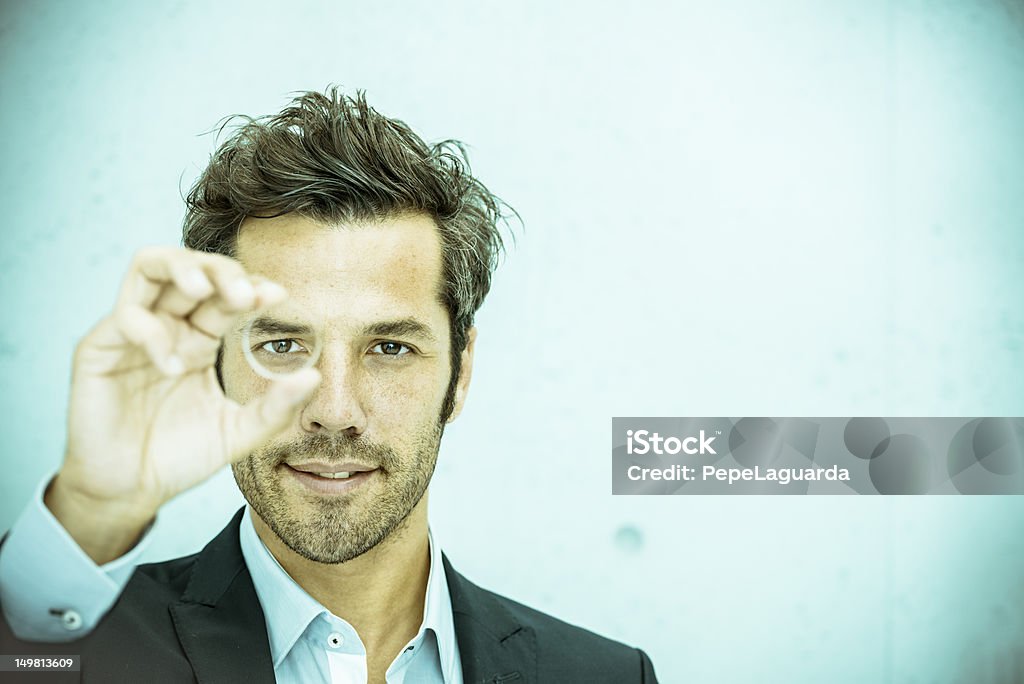 Hombre de negocios mirando a través de la lente - Foto de stock de Optometría libre de derechos