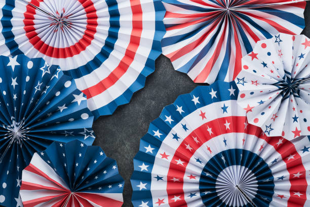 4th of July background. USA paper fans, Red, blue, white stars, balloons, gold confetti on gray dark concrete background. Happy Labor, Independence or Presidents Day. American flag colors. Top view. antecedentes del 4 de julio. abanicos de papel de ee.uu., estrellas rojas, azules, blancas, globos, confeti dorado sobre fondo gris de hormigón oscuro. feliz día del trabajo, de la independencia o de los presidentes. colores de la bandera estadounidense.