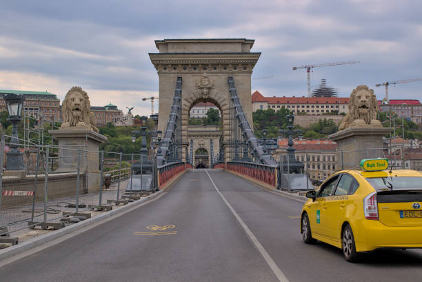 vue du pont des chaînes széchenyi sur le danube dans le centre historique. - editorial suspension bridge street river photos et images de collection