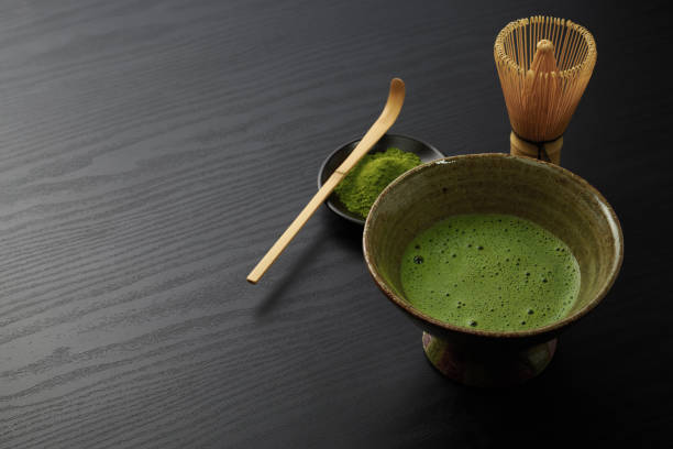 té matcha tradicional japonés sobre fondo de madera - té matcha fotografías e imágenes de stock