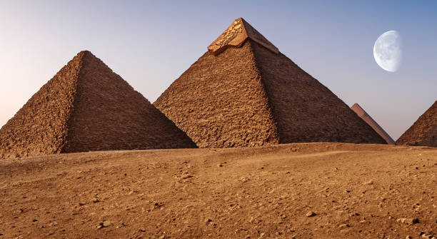 hermosas pirámides de giza juntas - giza pyramids egypt north africa africa fotografías e imágenes de stock