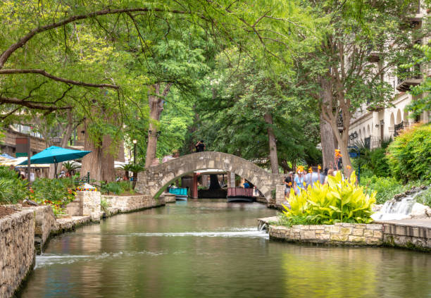 istock Bridge over the San Antonio River Walk 1498153600