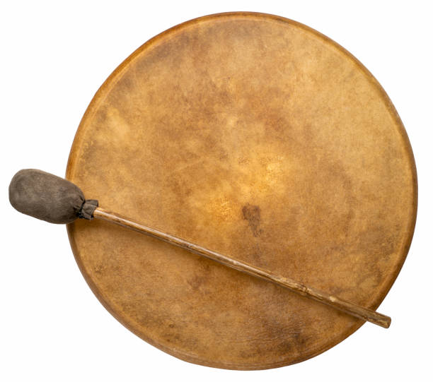 artesanal, estilo nativo americano, tambor de moldura de xamã coberto por pele de cabra com um batedor isolado no branco - frame drum - fotografias e filmes do acervo