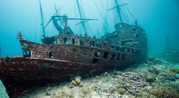 amazing sunken ship in the middle of the sea with good daylight