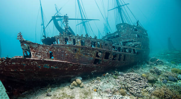 incrível navio afundado no meio do mar com boa iluminação - shipwreck - fotografias e filmes do acervo