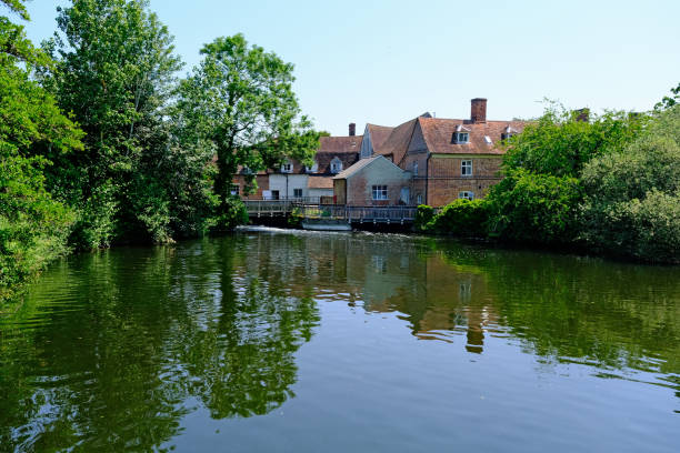 molino de flatford. casa del pintor paisajista inglés john constable, suffolk - john constable fotografías e imágenes de stock