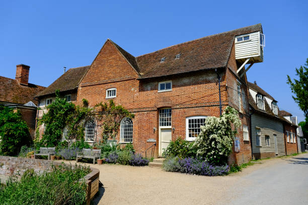 molino de flatford. casa del pintor paisajista inglés john constable, suffolk - john constable fotografías e imágenes de stock