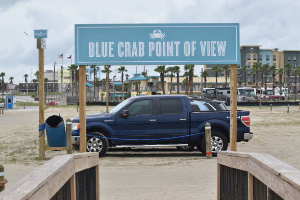 estacionamento e entrada do calçadão para galveston beach em houston texas - beach parking lot car equipment - fotografias e filmes do acervo