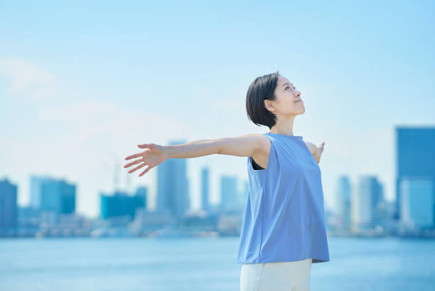 istock A woman with a relaxed expression under the blue sky 1498160125
