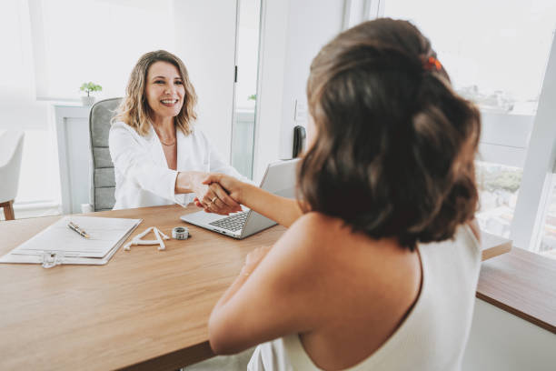 Nutritionist attending patient