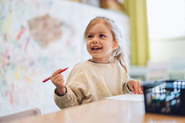 маленькая девочка рисует маркерами в детской - art indoors lifestyles education стоковые фото и изображения