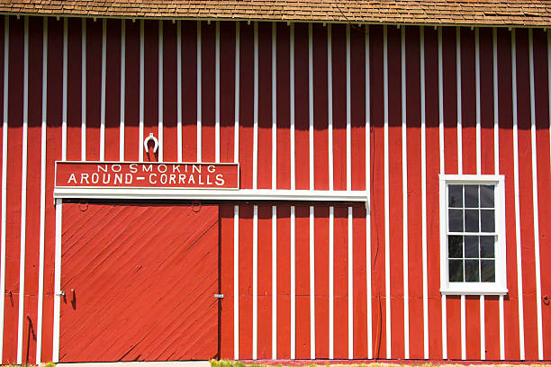 レッドのバーン - barn red old door ストックフォトと画像