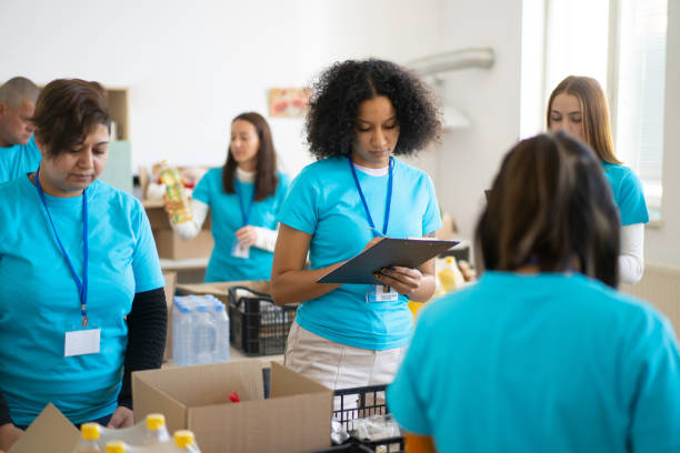 istock Teamwork organising food donations 1498174711