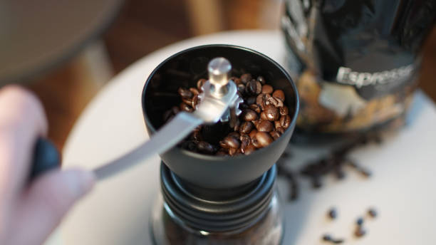 コーヒー挽き、ホールビーンズ、エスプレッソ - coffee ground bean whole ストックフォトと画像