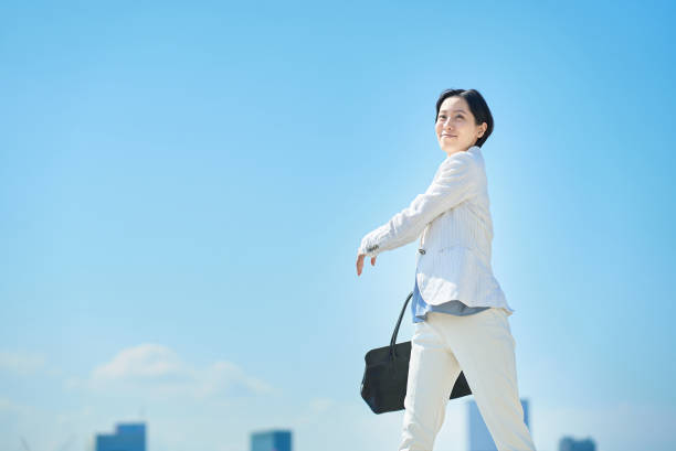 istock Business woman commuting under the blue sky 1498183015