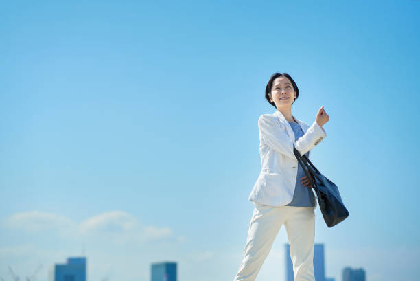 istock Business woman commuting under the blue sky 1498183080