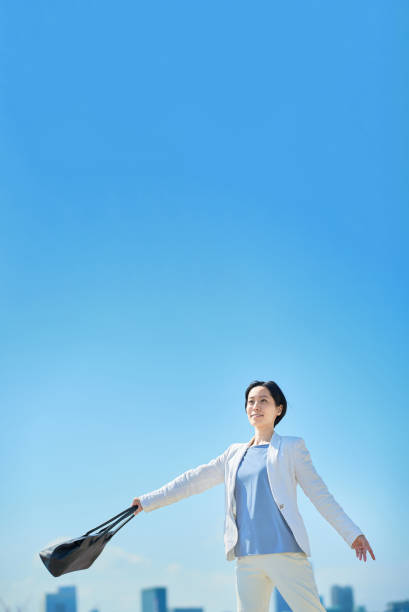 istock Business woman commuting under the blue sky 1498183153