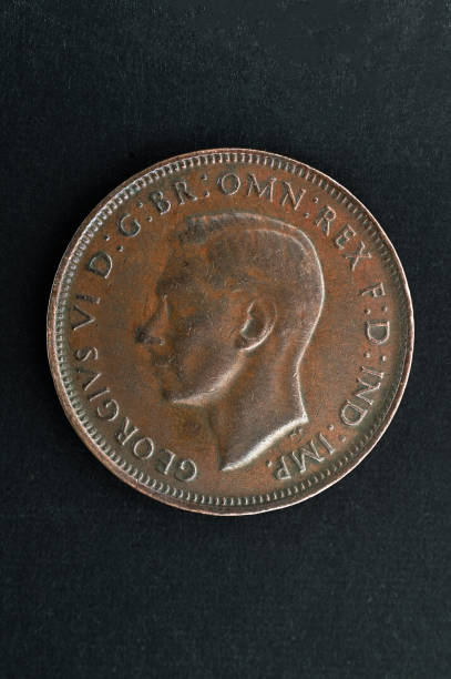 vintage 1945 royaume-uni half penny george vi avec pièce de bronze en circulation « humide » - circulated photos et images de collection