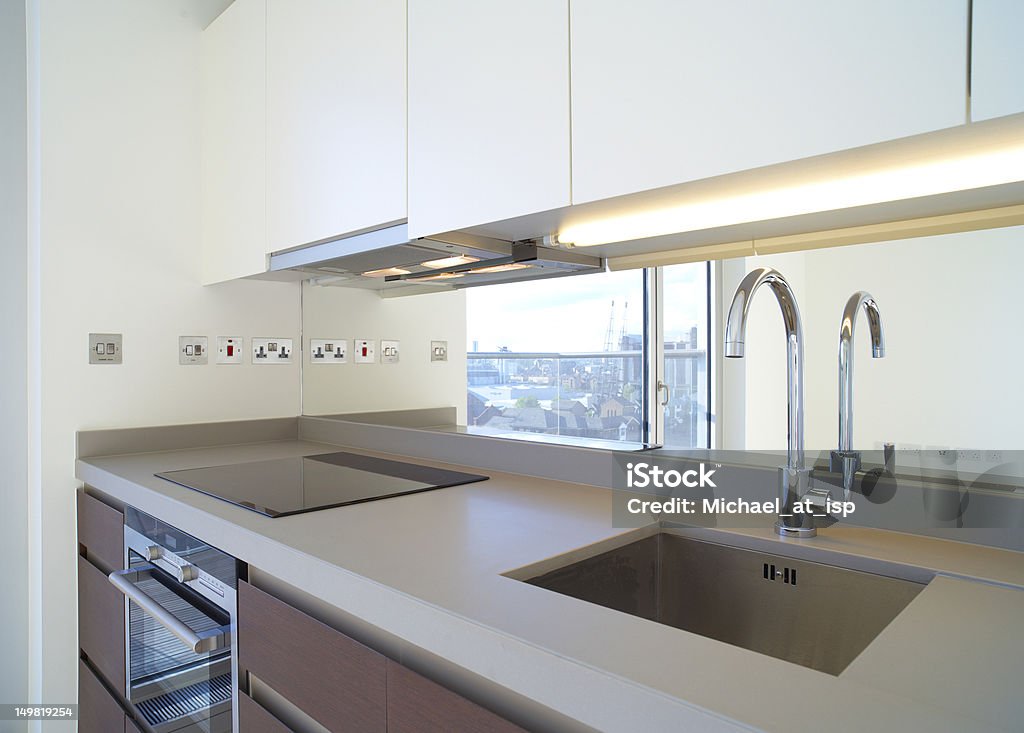 Moderne Küche im Luxus-apartment - Lizenzfrei Neonlicht Stock-Foto