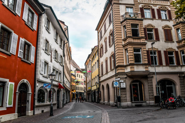 rua de pedestres de paralelepípedos no centro de konstanz, alemanha - hindenburg - fotografias e filmes do acervo