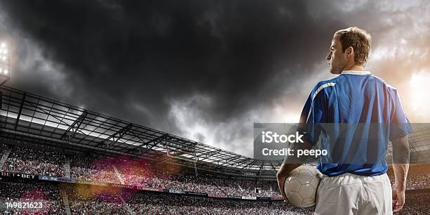 Héroe De Fútbol Foto de stock y más banco de imágenes de Vista posterior - Vista posterior, Fútbol, Jugador de fútbol