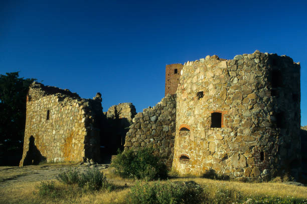 руины замка хаммерсхус, борнхольм, дания, европа - hammershus bornholm island denmark island стоковые фото и изображения