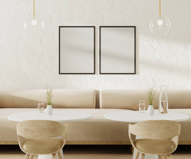 deux cadres d’affiche vides au-dessus d’un canapé beige clair dans un café avec tables basses et chaises rondes, rendu 3d - restaurant vehicle interior luxury indoors photos et images de collection