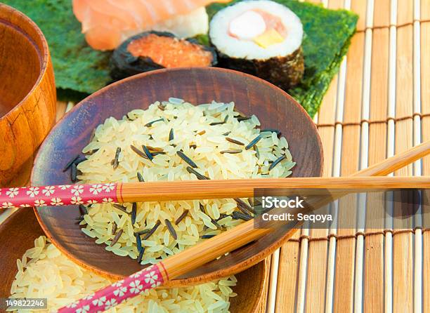 Arroz En Placas De Madera Foto de stock y más banco de imágenes de Alimento - Alimento, Asia, Caviar