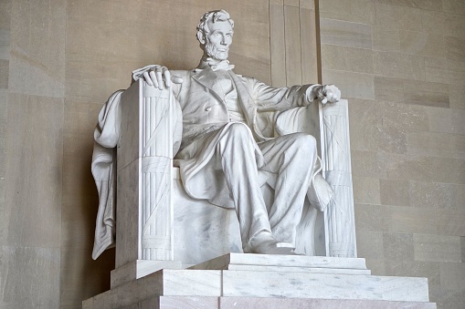 A landscape shot of the Abraham Lincoln statue in Washington DC