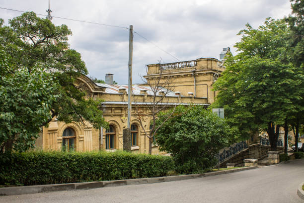 курортный бульвар в старом городе в кисловодске - boulevard mansion road grounds стоковые фото и изображения