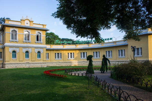 курортный бульвар в старом городе в кисловодске - boulevard mansion road grounds стоковые фото и изображения