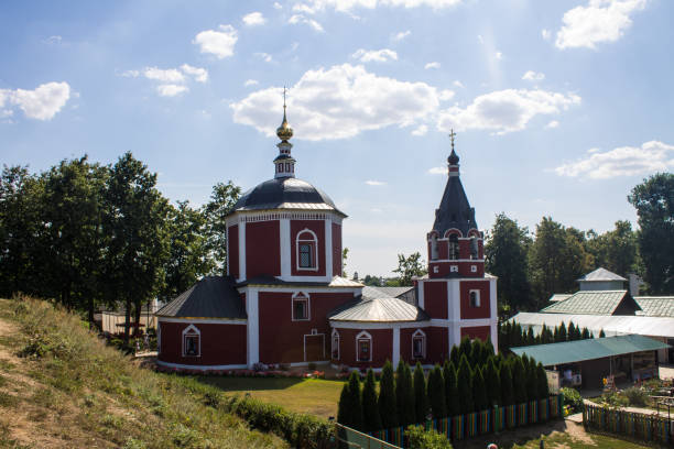 старая каменная красная успенская церковь в старом городе в солнечный летний день - steeple spire national landmark famous place стоковые фото и изображения