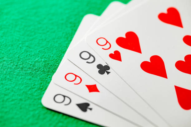 ポーカーの組み合わせ4種類、クワッド、異なるスートの4つのナインカード、選択フォーカス - nine of spades ストックフォトと画像
