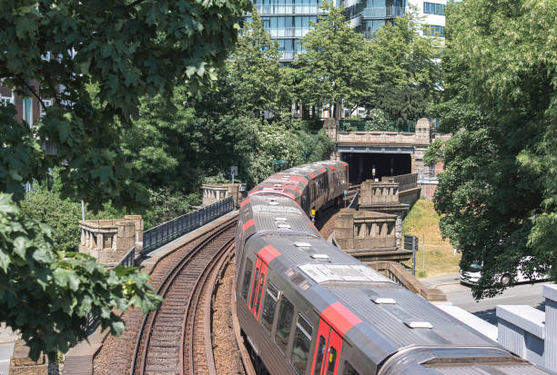 列車はドイツのハンブルクの地下鉄であるトンネルに入ります - subway station subway train underground hamburg germany ストックフォトと画像