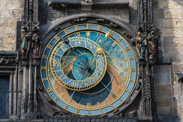 praska astronomiczna wieża zegarowa, czeszka. rynek staromiejskim. - astronomical clock zdjęcia i obrazy z banku zdjęć