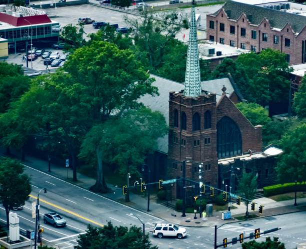 istock Old church at Midtown Atlanta intersection 1498262751